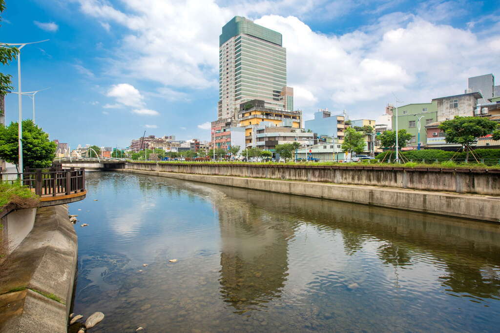 13. 老街溪水岸自行车道